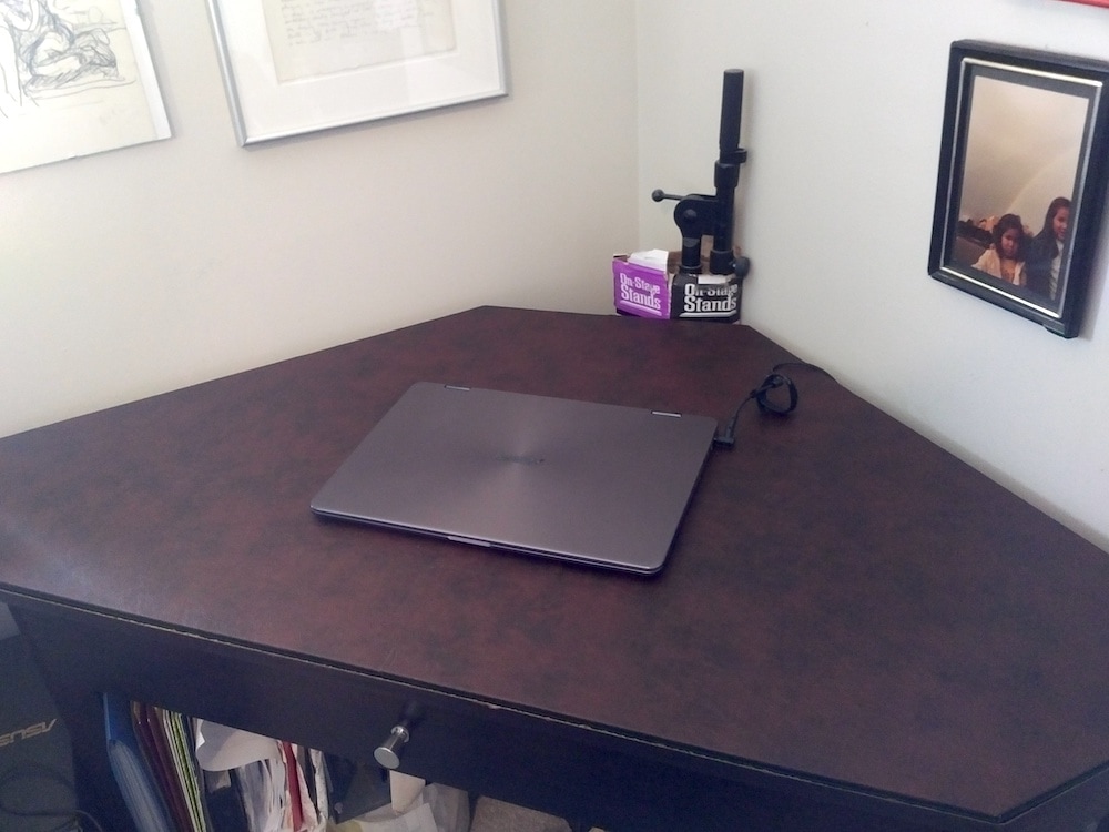 Triangular desk pad